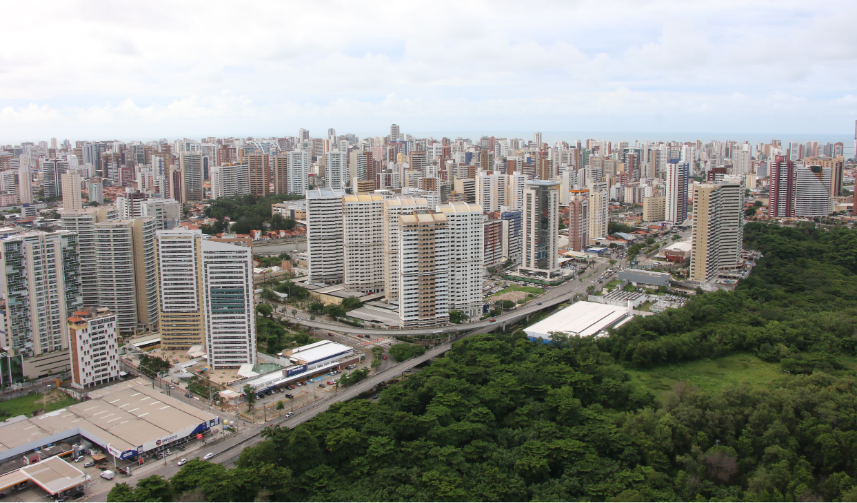 foto aérea de Fortaleza mostrando o parque do cocó e prédios